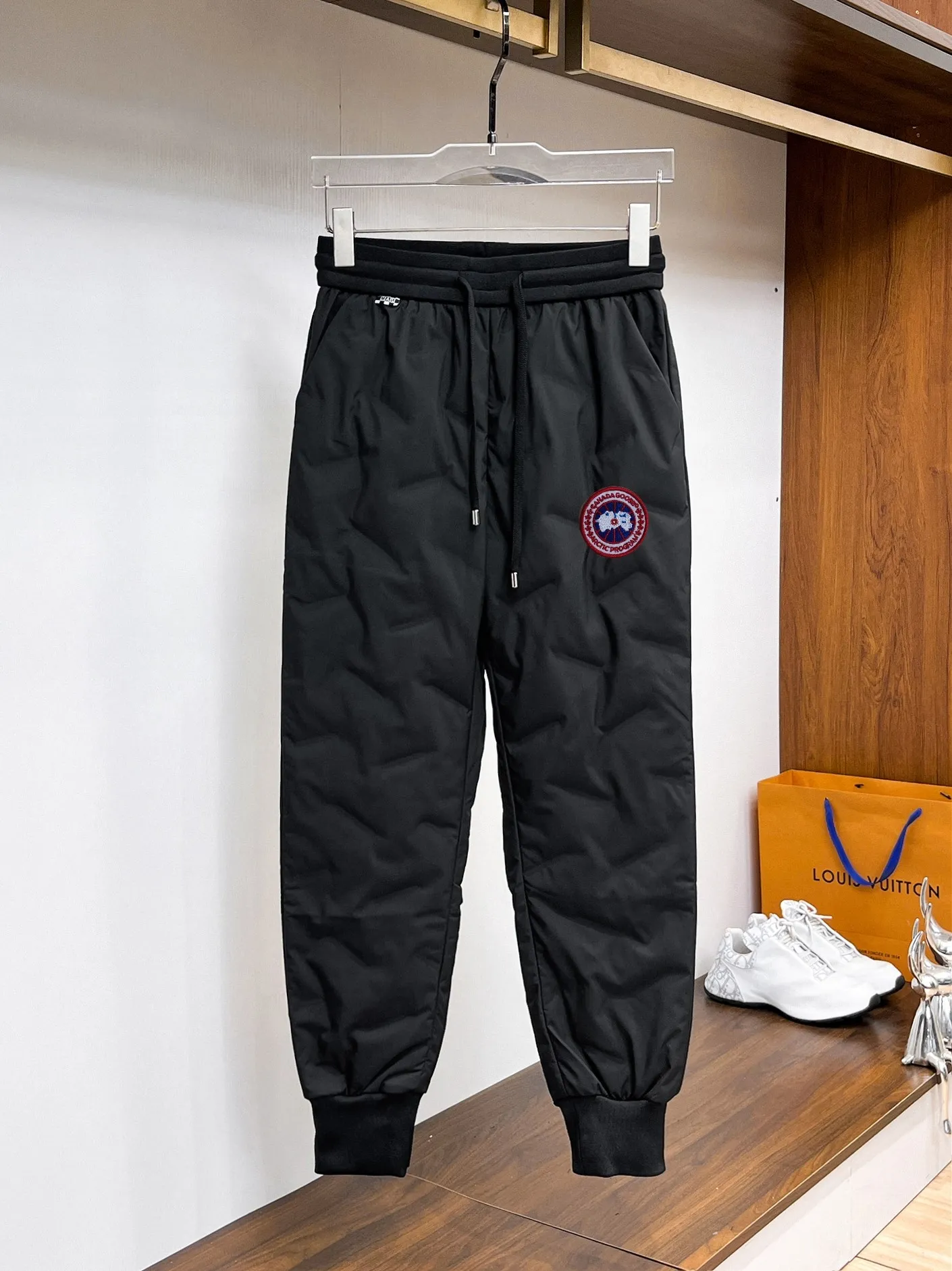 P490 Big Goose🇨🇦 🔥50ss thickened warm down pants, a new autumn and winter product, are here. 🌹Winter essential outdoor windproof, lockable and warm. Made of professional-grade outdoor windproof, waterproof and breathable fabric. Lining is filled with %90 white duck down. Lightweight design. Lightweight and warm. Seamless gluing process on the inside. Made of light and gall-free anti-drilling fabric to effectively prevent velvet running. Original hardware accessories Classic logo matching, simple and versatile, the upper body is stylish and not bloated, the same style for men and women! Size: M-3XL.